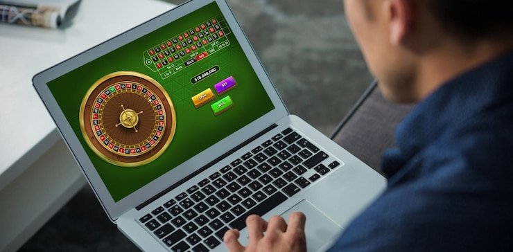 Pengguna memeriksa e-wallet sebelum penarikan